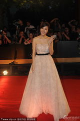 组图：上海电影节金荷娜裸色长裙秀优雅身姿