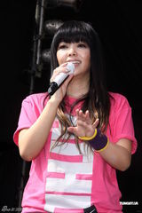 组图：张惠妹助阵公益活动 T恤短裤尽显青春活力