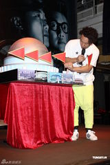 组图：陈奕迅台北签票遭台风搅局 演唱会曲目歌迷选