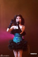 幻灯：单紫宁举行怀念邓丽君演唱会 演唱经典曲目