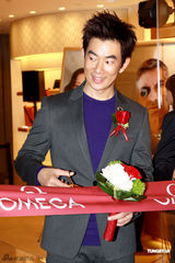 组图：任贤齐等参加代言 谢婷婷曝被哥哥抢眼镜 