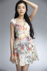 组图：赵多娜春日甜美写真 演绎复古清新气质