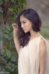 组图：曾泳醍初夏写真 面若桃花森女范儿足