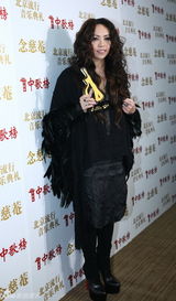 高清图：群星中歌榜后台亮相展示奖杯