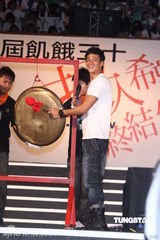 组图：群星献唱公益活动 王力宏义卖行李箱掀高潮