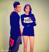 组图：陈冠希带小女友逛街 十指紧扣秀恩爱