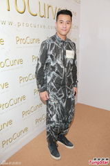 组图：梁汉文为老婆投资 情趣兼护肤稳赚不赔