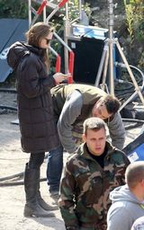 组图：朱莉匈牙利拍导演处女作 皮特随行献吻秀恩爱