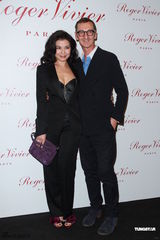 组图：钟楚红低胸马甲亮相劝后辈交友慎重