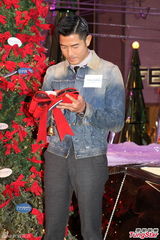 组图：郭富城享受秀肌肉 单身圣诞节与妈妈度过