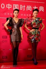 组图：赵柯魅惑烟熏玩朋克 时尚大典斩获最佳着装奖