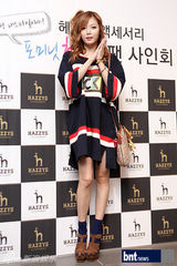 组图：4minute泫雅粉丝签名会 清新亮相现场