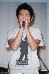 组图：曹格欲捐演唱会收入 不怕与萧敬腾比较