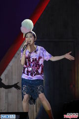 组图：杨千嬅携三后辈开唱 丁子高携儿子捧场