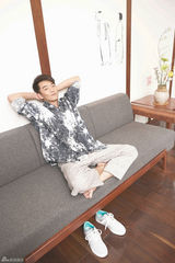 组图：郑恺居家风杂志写真 慵懒笑容展暖男魅力