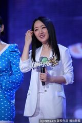 高清组图：杨钰莹白衣飘飘甜美献唱 不见岁月痕迹