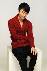 组图：许诺拍摄红黑时片显帅气活力