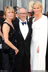 高清组图：奥斯卡红毯斯皮尔伯格夫妇与帕特洛合影