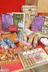 组图：梅艳芳49岁冥寿粉丝拜祭 明年可能办十周年悼念会