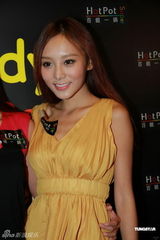 组图：嫩模何佩瑜宣传写真DVD 小露性感品火锅美食