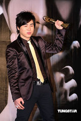 组图：胡彦斌台湾发片圣诞女郎助阵 喝酒避绯闻