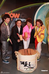 组图：李克勤粉红西装现身主持足球节目