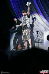 组图：侧田香港开唱 杨千嬅助阵追忆哥哥