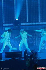 组图：韩组合B.A.P香港开唱 粉丝玩cosplay