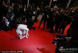 组图：女星戛纳红毯大秀柔术身体对折