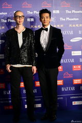 组图：陈晓东别致黑衣亮相红毯携手化妆师Zing