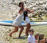 组图：F1总裁千金大婚奢靡派对 吻同性入水走光