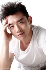 组图：郑恺杂志写真玩转表情 彰显轻熟型男魅力