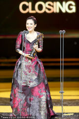 组图：章子怡获影后十连冠 与家人吃炸酱面庆祝