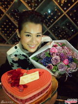 组图：胡杏儿赴法拍外景 收法式蛋糕庆生