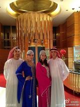 组图：陈晓东首晒女友美照将完婚 与家人度假