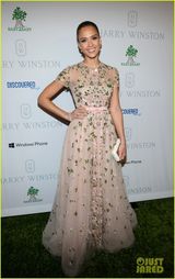 组图：阿尔芭裸色裙娇俏亮相 妮可-里奇露背秀纹身