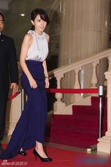 组图：蔡贞安亮相百想红毯 束腰蓝裙典雅清新