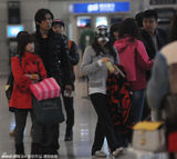 组图：伊能静秦昊同日离京 疑回男方老家过年