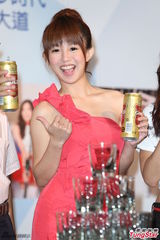 组图：郭书瑶连身短裙亮相 造型甜美可爱性感