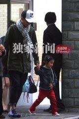 组图：文章驾车接女儿放学 边走边聊父女情深