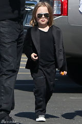 组图：朱莉皮特带子女度情人节 儿子酷似小霸王