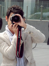 幻灯图：陆毅温暖笑容沐浴阳光 支持世博尽地主之宜 