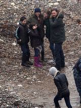 组图：皮特《僵尸世界大战》片场涉水重逢家人