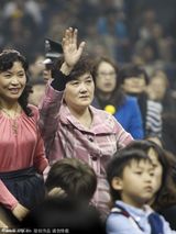 组图：李宇春上海开唱遭男舞者抱 父母首度现身