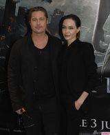 组图：朱莉中性装扮亮相皮特新片巴黎首映