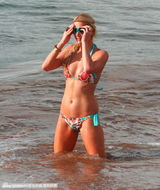 组图：希尔顿与男友鸳鸯浴 海滩戏水被搂蛮腰