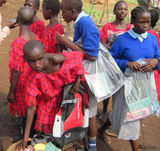 幻灯：周迅苏有朋关爱儿童成长 非洲捐助北京小学 