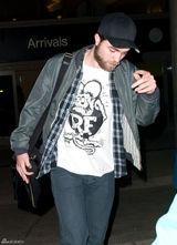 组图：罗伯特-帕丁森街拍LOOK穿着随意胡子拉碴