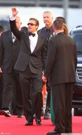 高清图：朱莉闪片绿裙华丽 皮特墨镜遮面耍个性