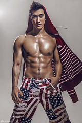 李治廷湿身诱惑秀身材 巧克力腹肌人鱼线